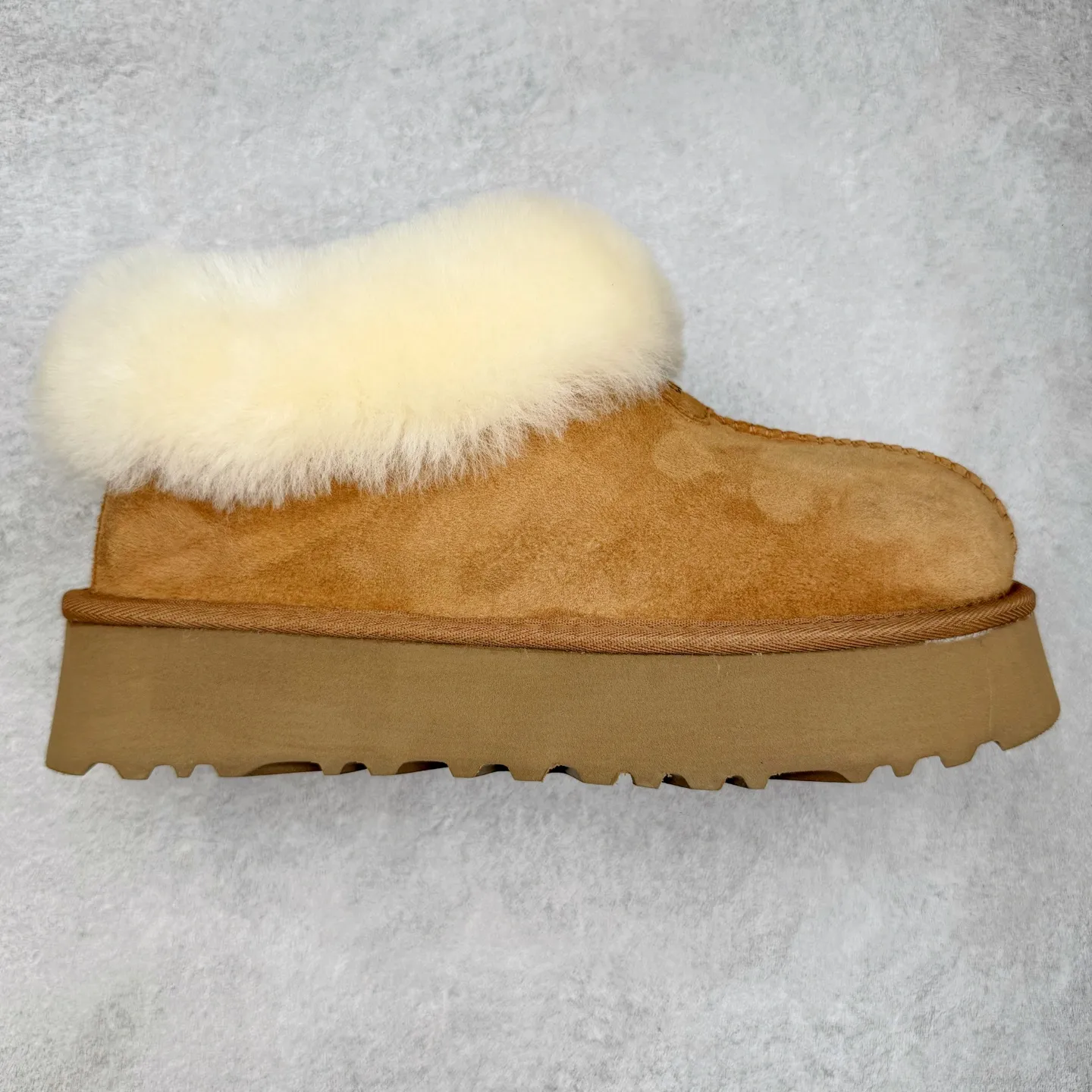 Pick up locally 💰520 UGG 4810H Tatsu special thick-soled autumn and winter sheep fur integrated snow boots. All shoes are made of ZP same factory. Longfeng A-grade Australian imported sheep fur integrated brand OEM production line. Fully follow the ZP process. OEM original pattern maker. Adhering to the principle of no original shoes and no development selection. Pay attention to every detail. The most authentic version on the market TREADLITE "Light Wing" technology outsole Lightweight/durable/flexible/pile size: 35 36 37 38 39 40 Coding: by2936070